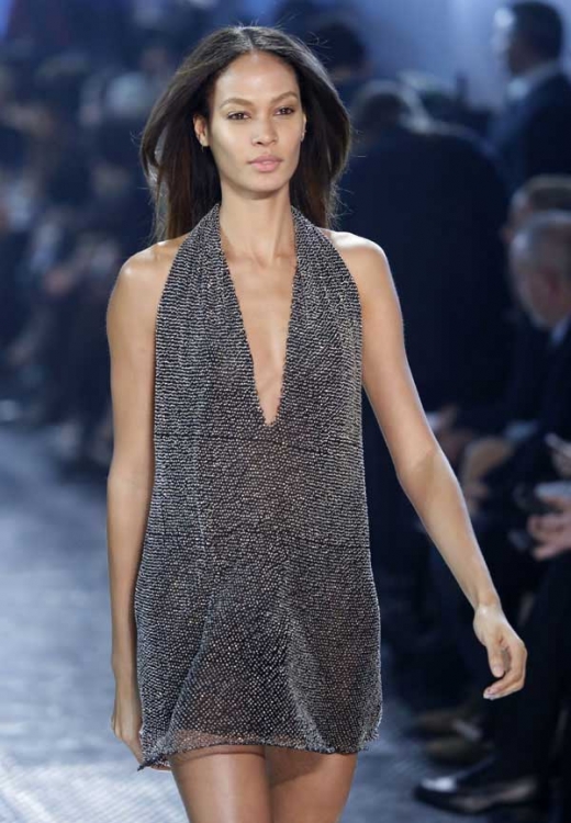 26일(현지시간) 프랑스 파리에서 열린 파리패션위크에서 모델들이 패션 브랜드 H&M의 2014-2015 가을/겨울 기성복 컬렉션을 선보이고 있다.<br>AP/뉴시스