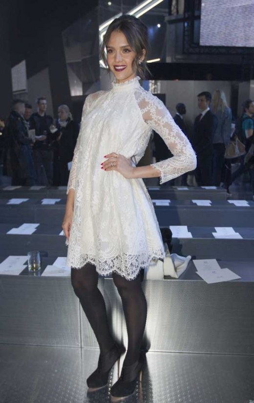 26일(현지시간) 프랑스 파리에서 열린 파리패션위크에서 배우 제시카 알바가 패션 브랜드 H&M의 2014-2015 가을/겨울 기성복 컬렉션에 참석해 포즈를 취하고 있다.<br>AP/뉴시스
