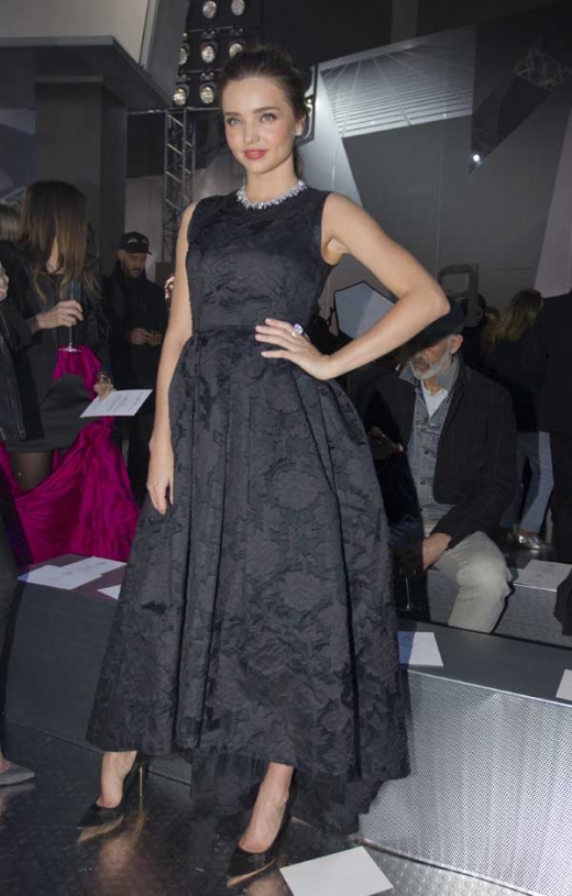 26일(현지시간) 프랑스 파리에서 열린 파리패션위크에서모델 미란다 커가 패션 브랜드 H&M의 2014-2015 가을/겨울 기성복 컬렉션에 참석해 포즈를 취하고 있다.<br>AP/뉴시스