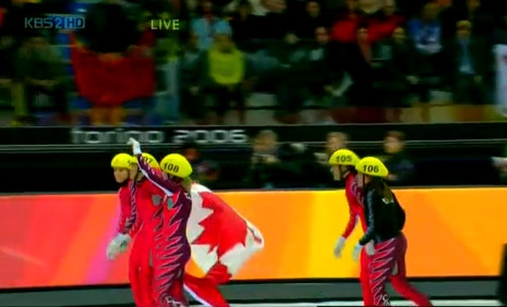 2006년 토리노 동계올림픽 쇼트트랙 여자 3000m 계주서 은메달을 거머쥔 캐나다팀이 국기를 들고 환호하고 있다. KBS방송캡처