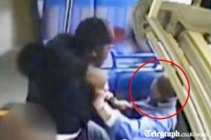 ‘조용히 해달라’는 버스 운전사 승객이 무차별 폭행