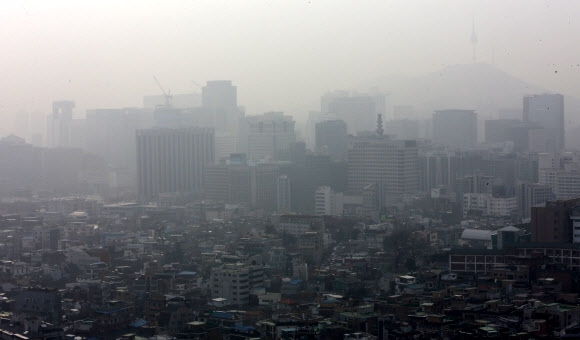 기상 관측 이래 최장·최악의 중국발 미세먼지가 여전히 기승을 부린 27일 오전 서울 하늘이 뿌옇고 탁하다.  연합뉴스