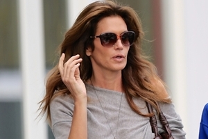 신디 크로포드, 아들과 외출 포착 ‘감출 수 없는 美’