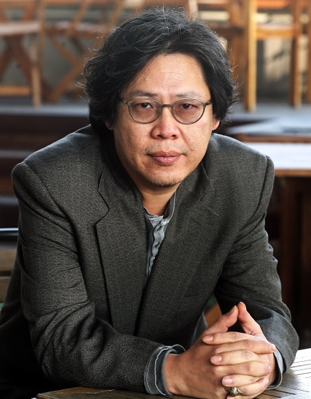 김금화 만신의 일대기를 다큐멘터리와 판타지 드라마로 엮은 영화 ‘만신’의 박찬경 감독. 영화는 신과 무당의 대화보다 무당과 사회의 대화, 그 속에서 이뤄지는 위로와 화해에 초점을 맞췄다. 연합뉴스