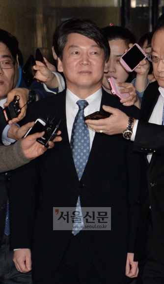 김한길 대표와의 회동을 위해 24일 서울 여의도의 한 식당으로 향하는 안철수 의원