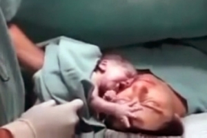분만대서 엄마 얼굴 놓지 않는 갓난아기 ‘감동’