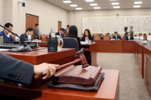 與의원들 “법사위, 길목막고 행패”…월권 논란 재연