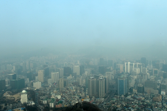 수도권 미세먼지가 연이어 높게 나온 가운데 서울 남산타워 전망대에서 바라본 서울시내가 뿌옇게 보이고 있다.  도준석 기자 pado@seoul.co.kr