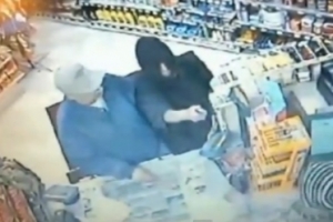 주유소 손님이 권총강도 ‘들어메치기’로 제압하는 장면 포착