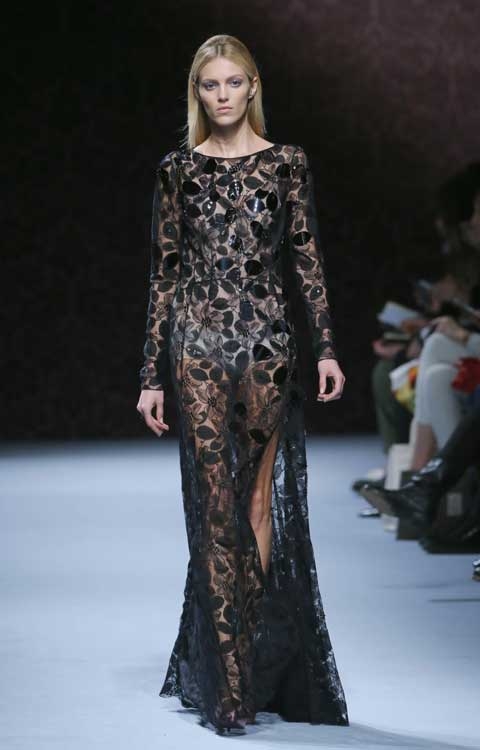 27일(현지시간) 파리에서 열린 ‘니나 리치 기성복 가을/겨울 2014-2015 패션 컬렉션’ 중 모델이 속이 비치는 옷를 선 보이고 있다. 사진제공=AP/뉴시스