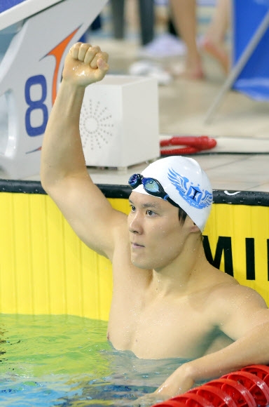 마린보이 박태환이 22일 오후 인천 문학 박태환수영장에서 열린 남자 일반부 800m 계영 결승 경기에서 1위로 들어온 뒤 주먹을 불끈 쥐고 있다.  연합뉴스