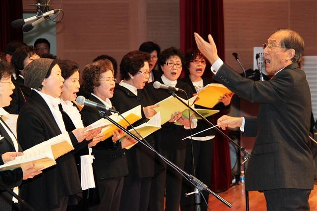 영어 회화반 회원 노인들이 복지관 ‘시·웃음마당’에 모여 ‘흘러간 팝송’을 열창하고 있다. 광주시 제공