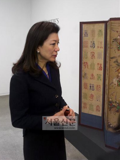 최근 서울 중구 소공동 신세계갤러리에서 열린 2014년 봄철 크리스티 정기 경매 프리뷰 행사에서 김혜겸 크리스티 부사장이 로버트 무어 컬렉션 등 출품작들에 대해 설명하고 있다.