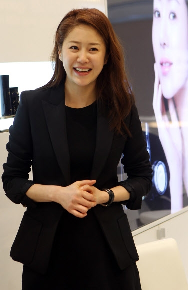 10일 오후 서울 송파구 롯데백화점 잠실점에서 웅진코웨이의 고품격 프레스티지 화장품 Re:NK(리:엔케이)가 마련한 ‘고현정과 함께하는 고객만남 이벤트’에서 화장품 K라인 개발자인 배우 고현정 씨가 매장을 방문해 고객들에게 인사를 하고 있다. 연합