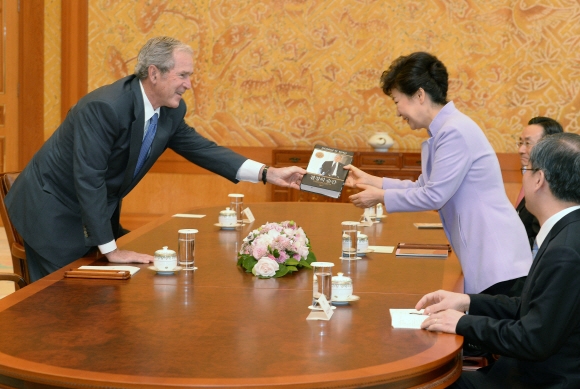 박근혜 대통령이 3일 청와대에서 방한한 부시 전 미국대통령으로부터 한국어판 저서 ‘결정의 순간’을 받고 있다.이언탁 기자 utl@seoul.co.kr