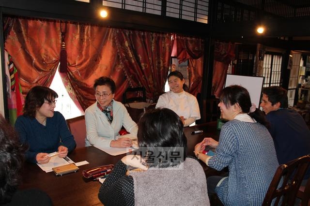 정현실(윗줄 맨 오른쪽) 후쿠칸넷 대표가 지난달 27일 후쿠시마시에서 운영하고 있는 ‘이야시 카페’에서 한국어 수업을 들으러 온 일본 주부들과 이야기를 나누고 있다.