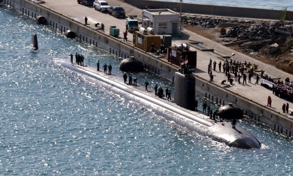 美 핵잠수함 부산 입항… 北 또 미사일 발사 