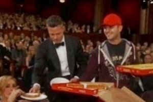 브래드 피트 피자 서빙, 턱시도 입은 채 “여기 피자요~” 시상식장 초토화