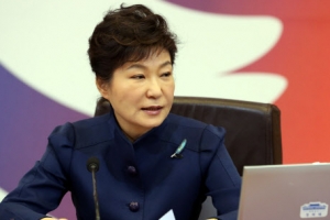 朴대통령 “서신교환·화상상봉 실현 北과 협의하라”