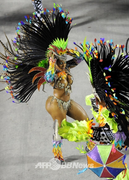 브라질 카니발 축제 댄서