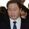 SK 최태원, 등기이사 이어 그룹 회장직서도 물러나