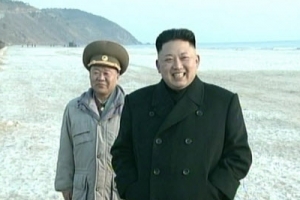 北김정은, 다리저는 최룡해 앞에서 웃으며…