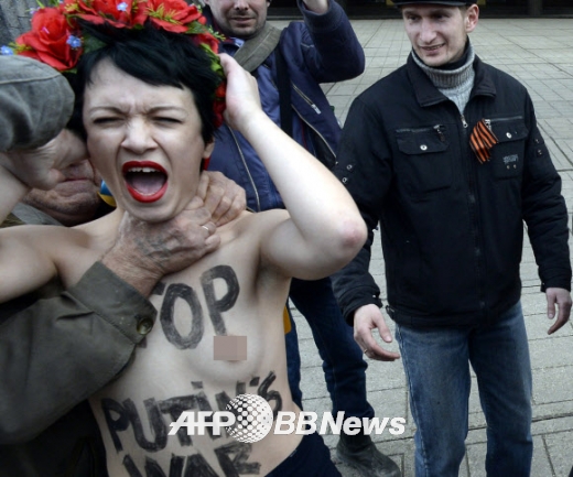 女반라시위대 경찰 진압 ‘충돌’