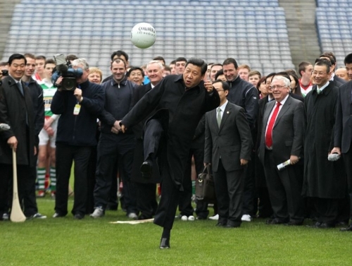 시진핑 주석은 열렬한 ‘축구광’이다. 시 주석은 2012년 2월 19일 부주석으로 아일랜드를 방문했을 때 운동장에서 긴 외투에 구두를 신고 축구공을 직접 차는 시범을 보였다.  출처=바이두