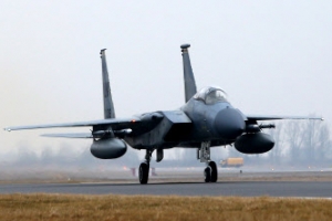 美 전투기 급파·러 미사일 훈련… 크림 다시 요동