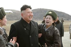 北김정은, 와락 달려드는 女공군 팔짱 끼고