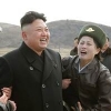 北김정은, 와락 달려드는 女공군 팔짱 끼고
