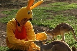 김우빈 캥거루 변신, 이번엔 동심 사냥? 캥거루와 교감 중 ‘순수 눈빛’