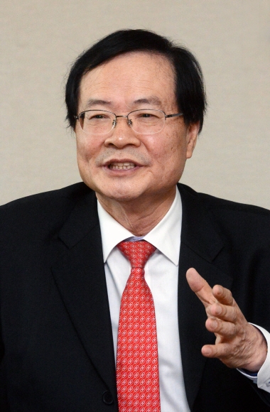 최경수 한국거래소 이사장이 지난달 26일 서울 영등포구 여의도동 거래소 이사장실에서 인터뷰를 갖고 있다. 그는 “벤처기업 육성을 위해 이들이 상장하는 코스닥 시장이 중요해짐에 따라 앞으로 유가증권시장에 비해 상장요건을 완화하겠다”고 말했다. 이종원 선임기자 jongwon@seoul.co.kr