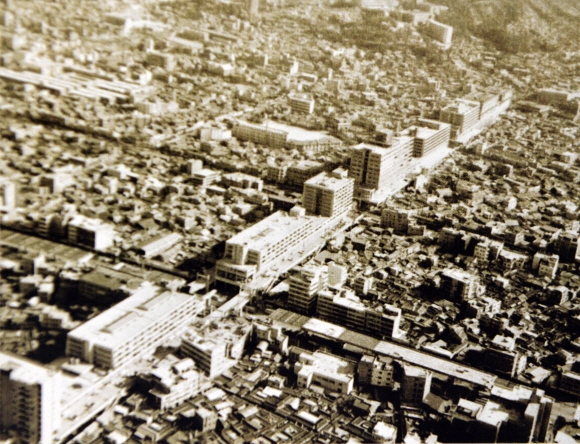 1970년 동부이촌동에 한강맨션 아파트가 등장하기 이전까지 최고급 아파트였던 세운상가가 1㎞ 길이로 늘어선 모습.  서울시사편찬위원회 제공