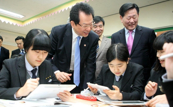 서남수(왼쪽에서 두 번째) 교육부 장관이 지난 7일 ‘자유학기제’ 연구학교인 제주 한라중을 방문해 학생 참여 활동형 수업을 참관하고 있다. 서 장관은 이어 교사, 학부모들과 자유학기제의 성과, 향후 과제 등에 대해 자유롭게 의견을 나누는 간담회를 가졌다. 자유학기제는 중학생들이 진로 탐색 활동에 집중할 수 있도록 시간을 주는 제도다. 제주 연합뉴스