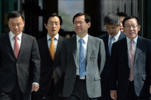 檢, 국정원 대공수사팀 조직적 가담 판단에 정면돌파