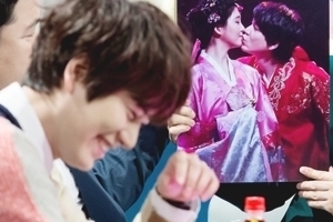 규현 서현, 키스신 사진 보여주자 당황하는 모습 포착 ‘무슨 사이?’