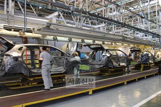 지난 7일(현지시간) 르노의 스페인 바야돌리드 공장에서 직원들이 차량 부품을 조립하고 있다.