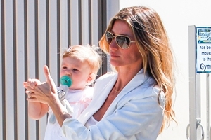 지젤 번천, 꽃무늬 바지도 입는 사람에 따라..