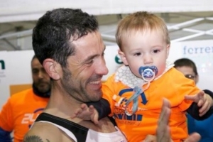 24시간 러닝머신 달린 남자 “누구? 도대체 왜?”