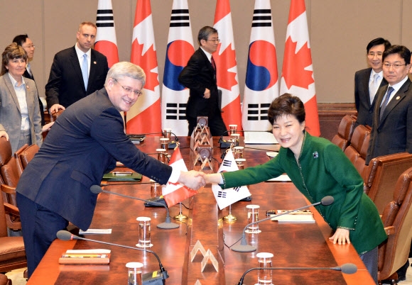 박근혜 대통령과 스티븐 하퍼 캐나다 총리가 11일 오후 청와대에서 열린 확대정상회담에 앞서 악수하고 있다.  연합뉴스