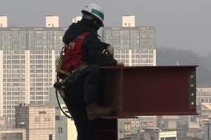 높은 곳에서 ‘아슬아슬’… 건물 뼈대 엮는 철골작업반