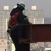 높은 곳에서 ‘아슬아슬’… 건물 뼈대 엮는 철골작업반