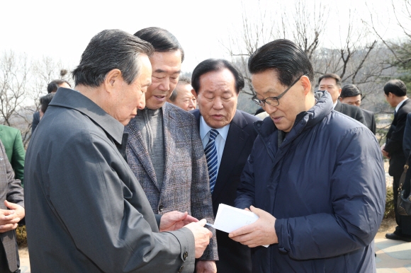 박지원 민주당 의원이 11일 오전 서울 동작구 국립현충원 내 김대중 전 대통령 묘역에서 열린 추모 행사에서 권노갑 민주당 상임고문 등 동교동계 인사들에게 전남도지사에 출마하지 않겠다는 내용의 성명서를 보여주고 있다. 왼쪽부터 권 고문, 김옥두 전 의원, 박양수 전 의원, 박 의원. 이호정 기자 hojeong@seoul.co.kr