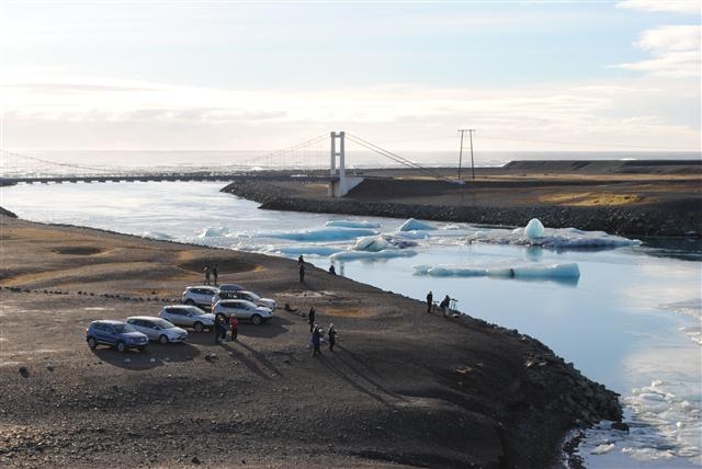 빙하호수 요쿨사를론의 다리와 주차장이 보이는 풍경. 