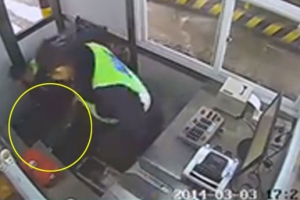 톨게이트 근무중 땅속으로 ‘쏙’…실내 씽크홀 ‘아찔’