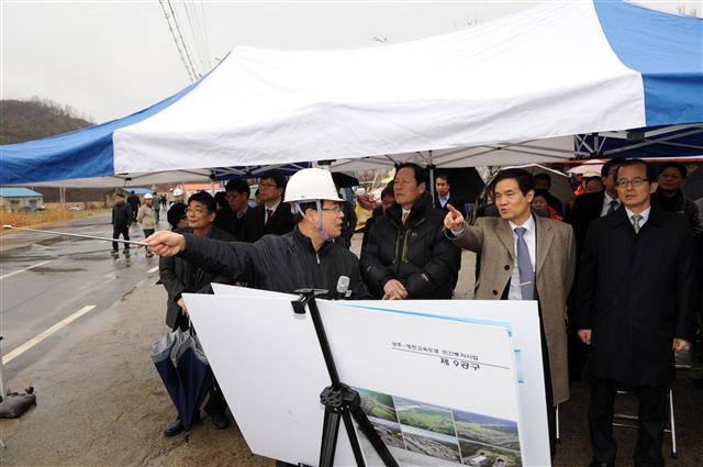 이성보(오른쪽에서 두 번째) 국민권익위원장이 13일 공사 관계자에게 현황을 묻고 있다. 국민권익위원회 제공