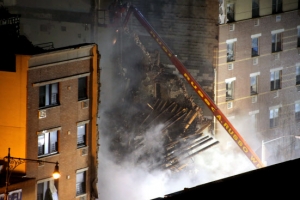 美맨해튼 빌딩2채 폭발붕괴 3명사망 9명실종 아비규환