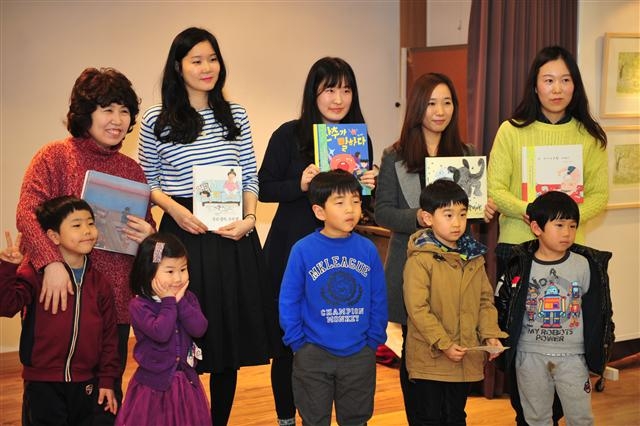지난 12일 송파구 잠실동 송파어린이도서관에서 열린 ‘힐스 픽쳐 북’ 행사에 참여한 그림책 작가들이 출간을 앞둔 자신의 작품을 읽어 준 뒤 아이들과 기념촬영을 하고 있다. 송파구 제공