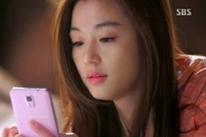 “TV 보면서도 쉬지 않는 손가락” 스마트폰에 빠진 한국인